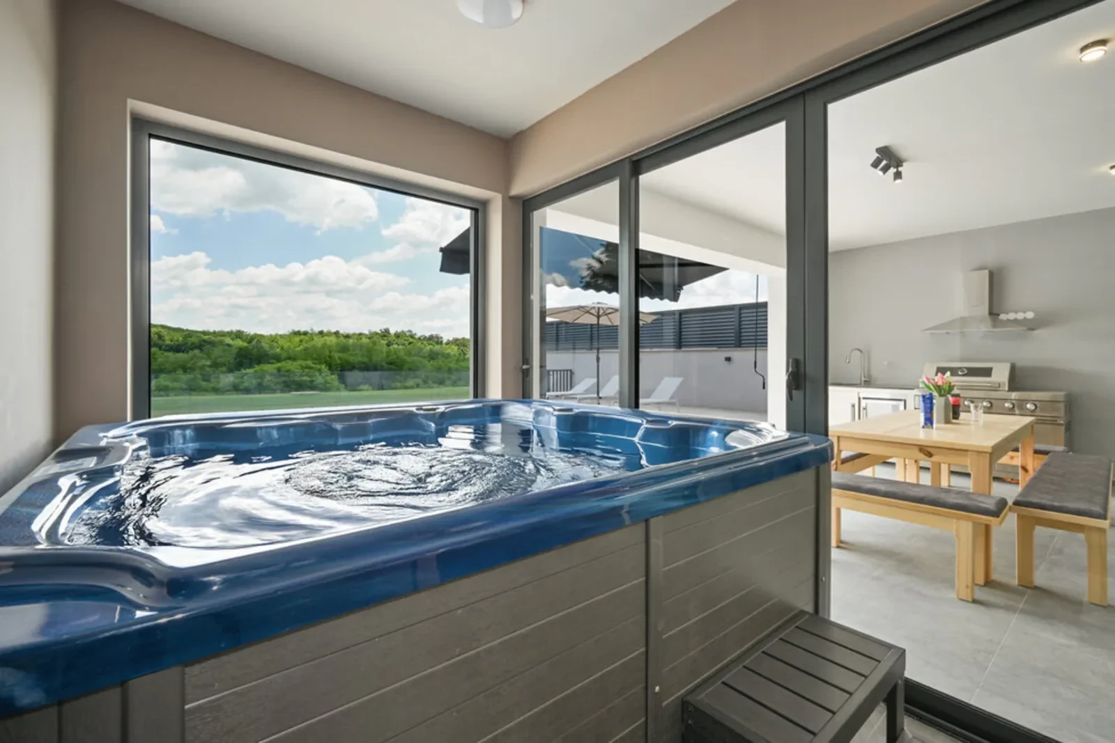 Dnevni boravak i blagovaonica u kući za odmor Maglenča